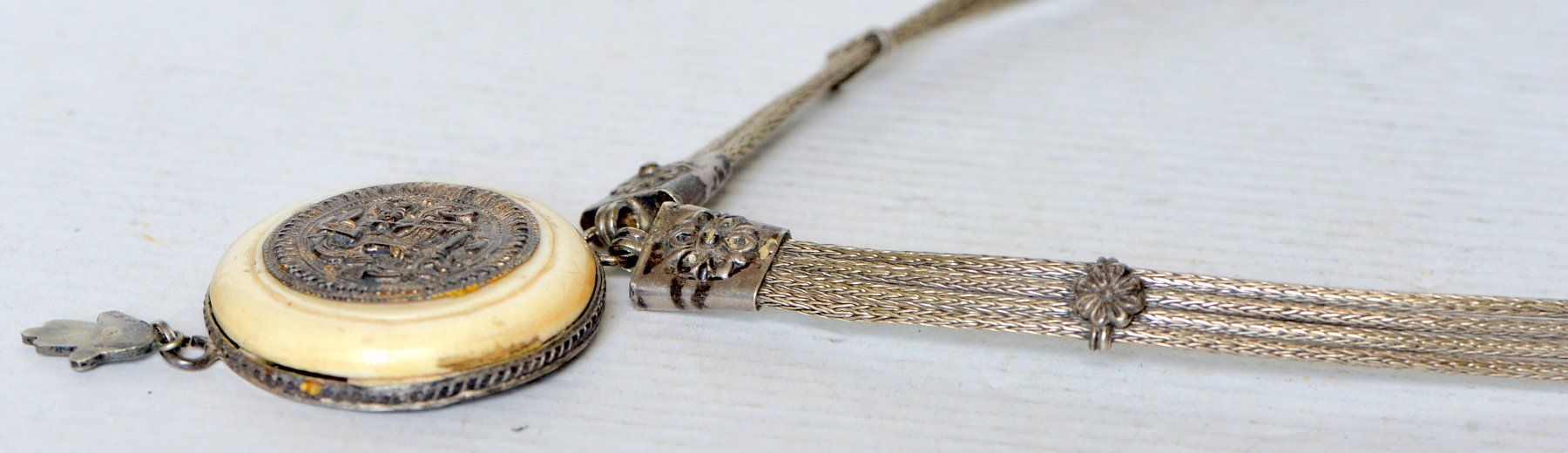 Ketten: Ancien collier avec médaillon – Gebraucht aus Neuchâtel von Neuchatel 8