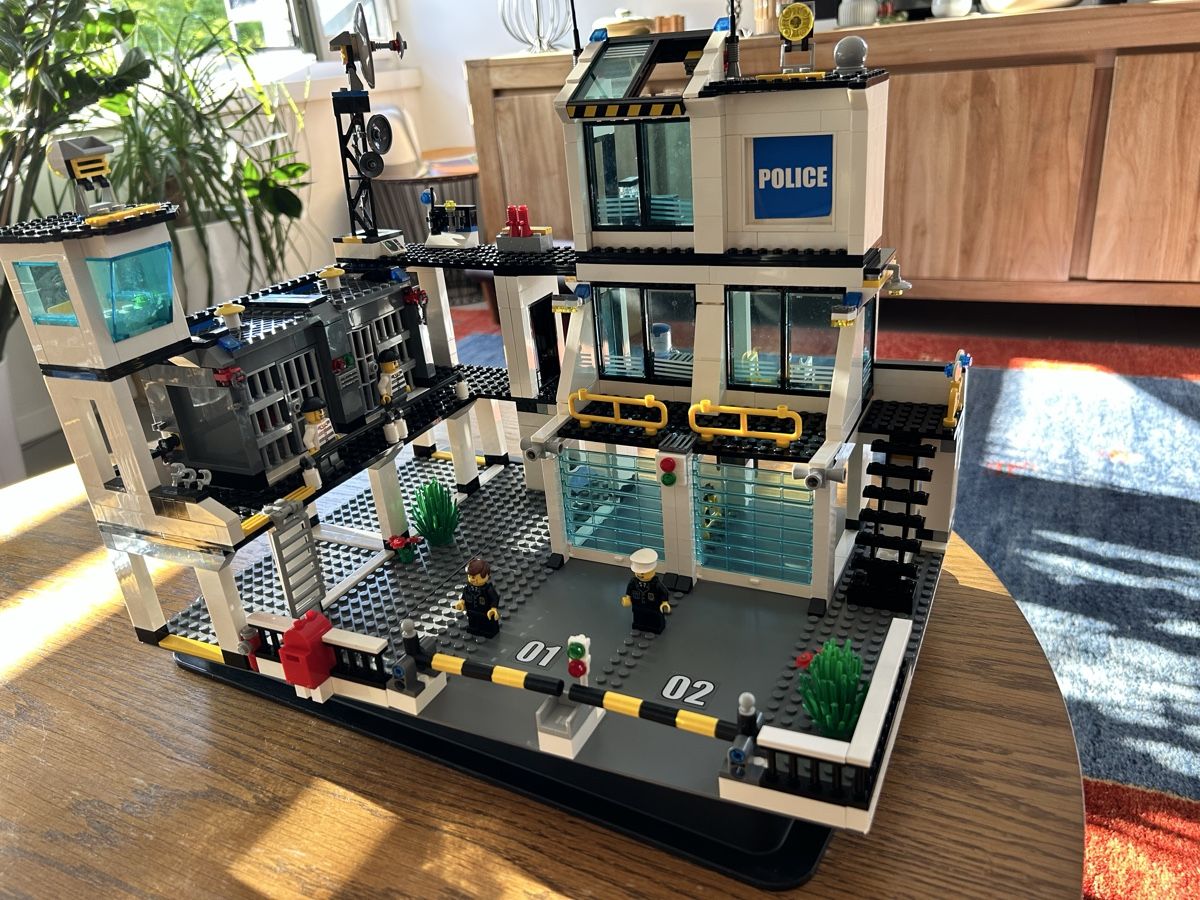 Lego Kit di costruzioni: Lego Station Police 7744 – Usato da Lausanne venduto da naranjo 1