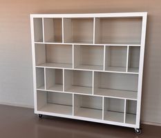 Bücherregal / Raumtrenner Weiss auf Rollen