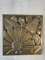 Das ist eine dekorative Messingplatte im Art-Deco Stil (Sonn