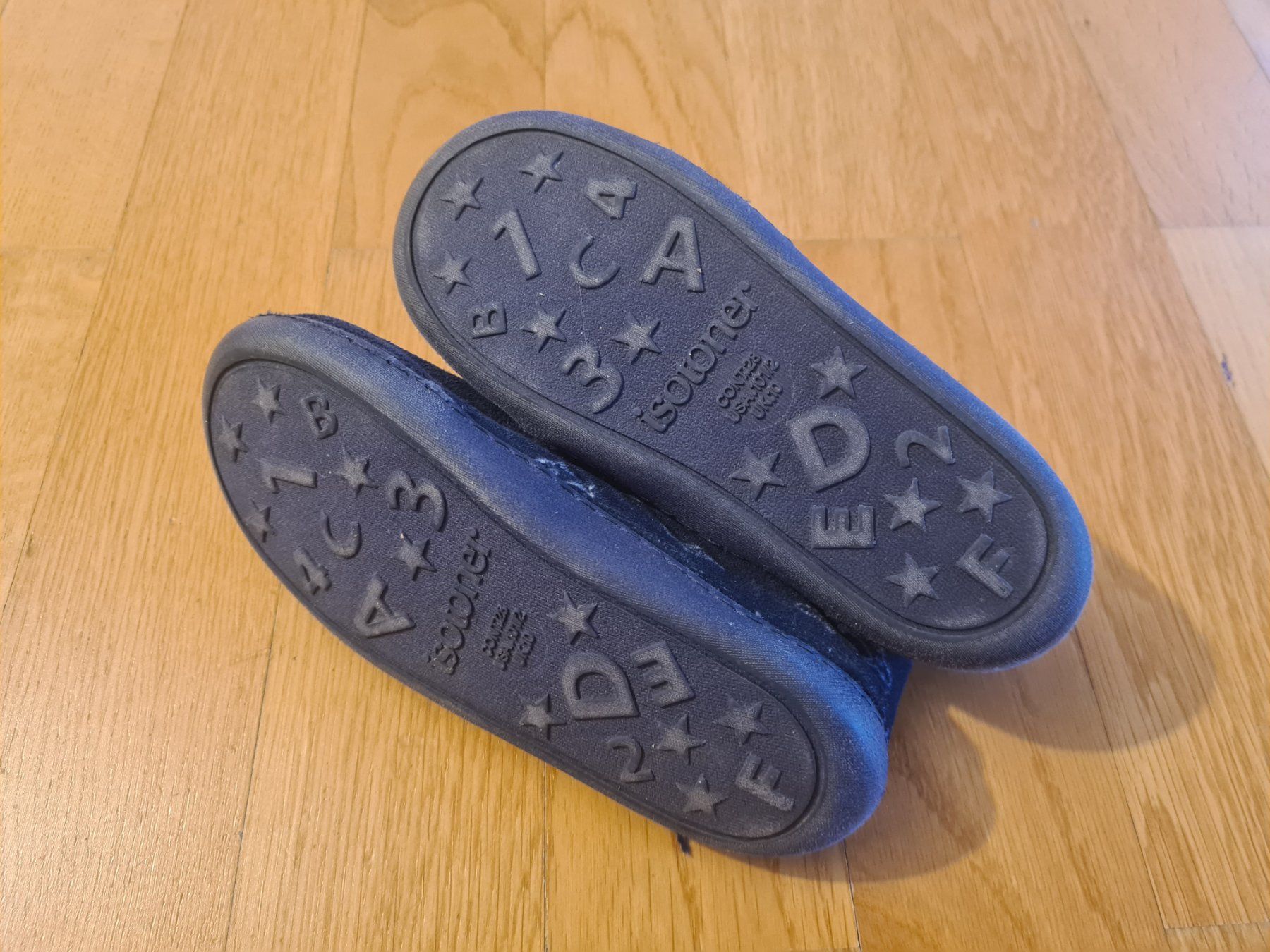 Scarpe per ragazzi: Hausschuhe Gr 28 – Usato da Zumikon venduto da daryona 2