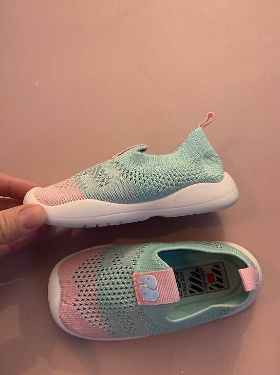 Scarpe per ragazze: Hausschuhe Elefanten Grösse 22 – Usato da Dübendorf venduto da audreydes 1