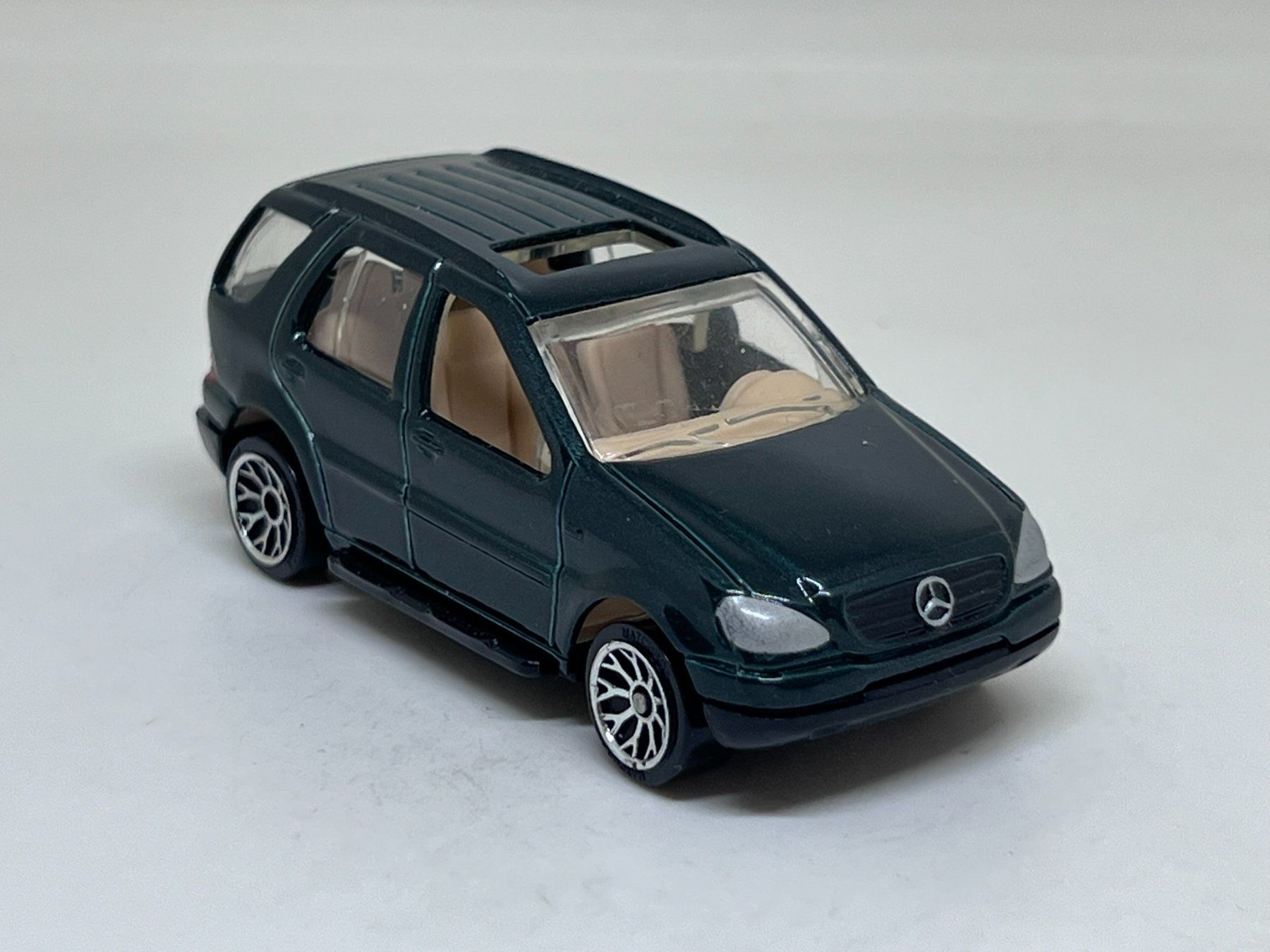 Matchbox Modellini d'auto: Matchbox Mercedes-Benz ML 430 #102 – Usato da Wildegg venduto da LaaBoutique