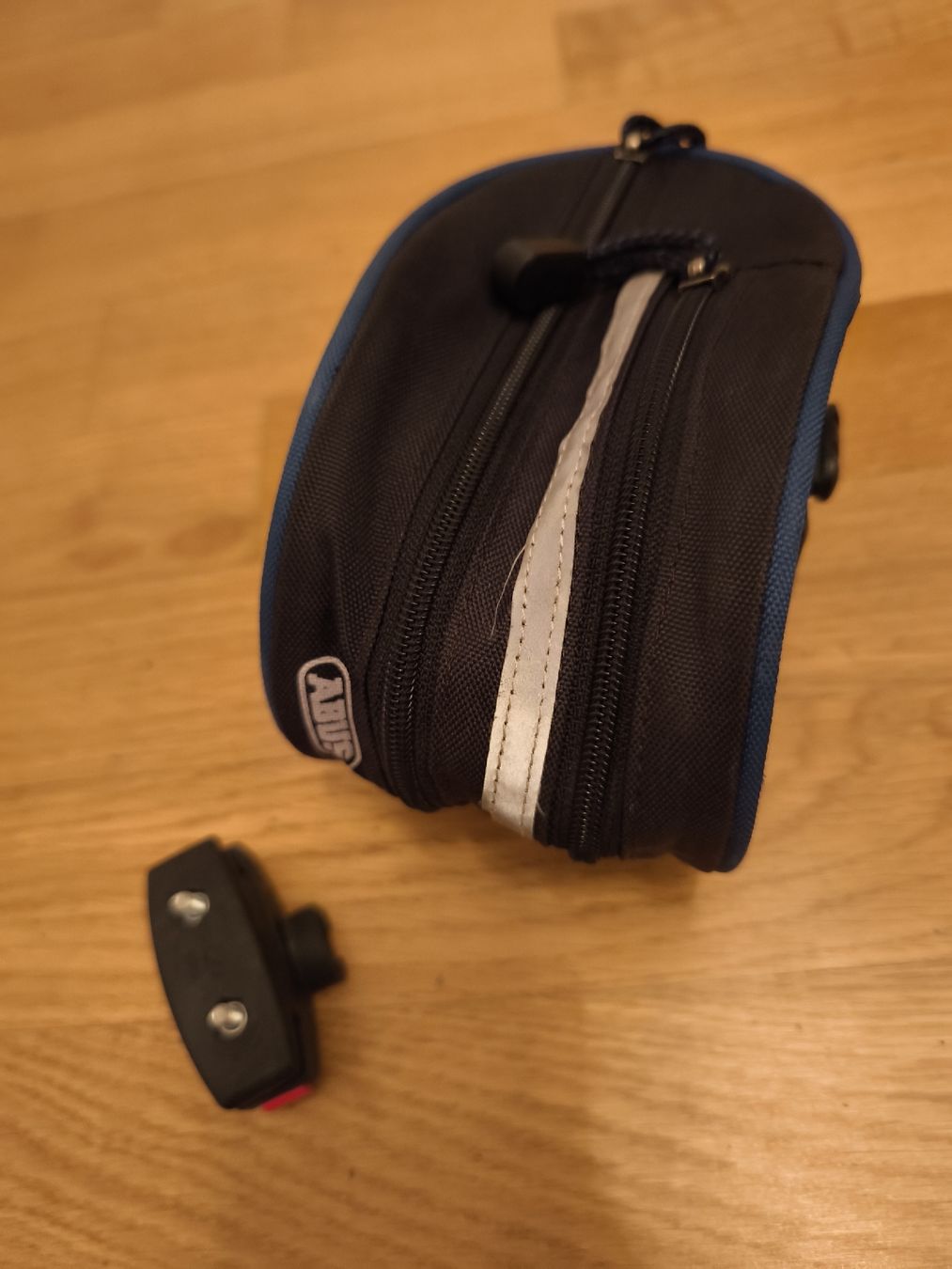 Taschen: Abus Satteltasche schwarz mit Klickfix Halterung – Gebraucht aus Luzern von dom_5v5g