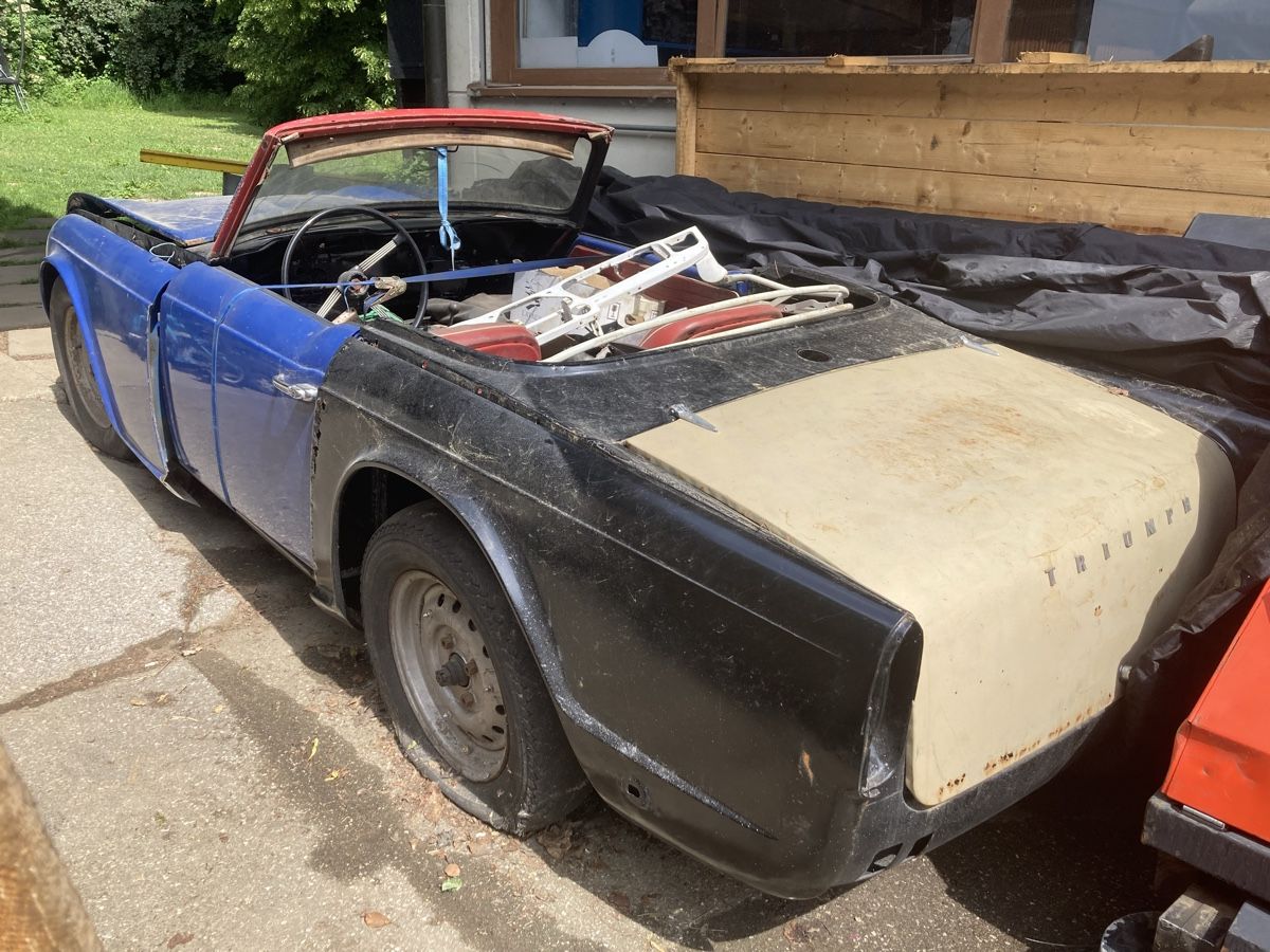 Triumph Automobili:  Triumph TR4 pour restauration – Usato da Romanel-s-Lausanne venduto da MG_IG_PN 4