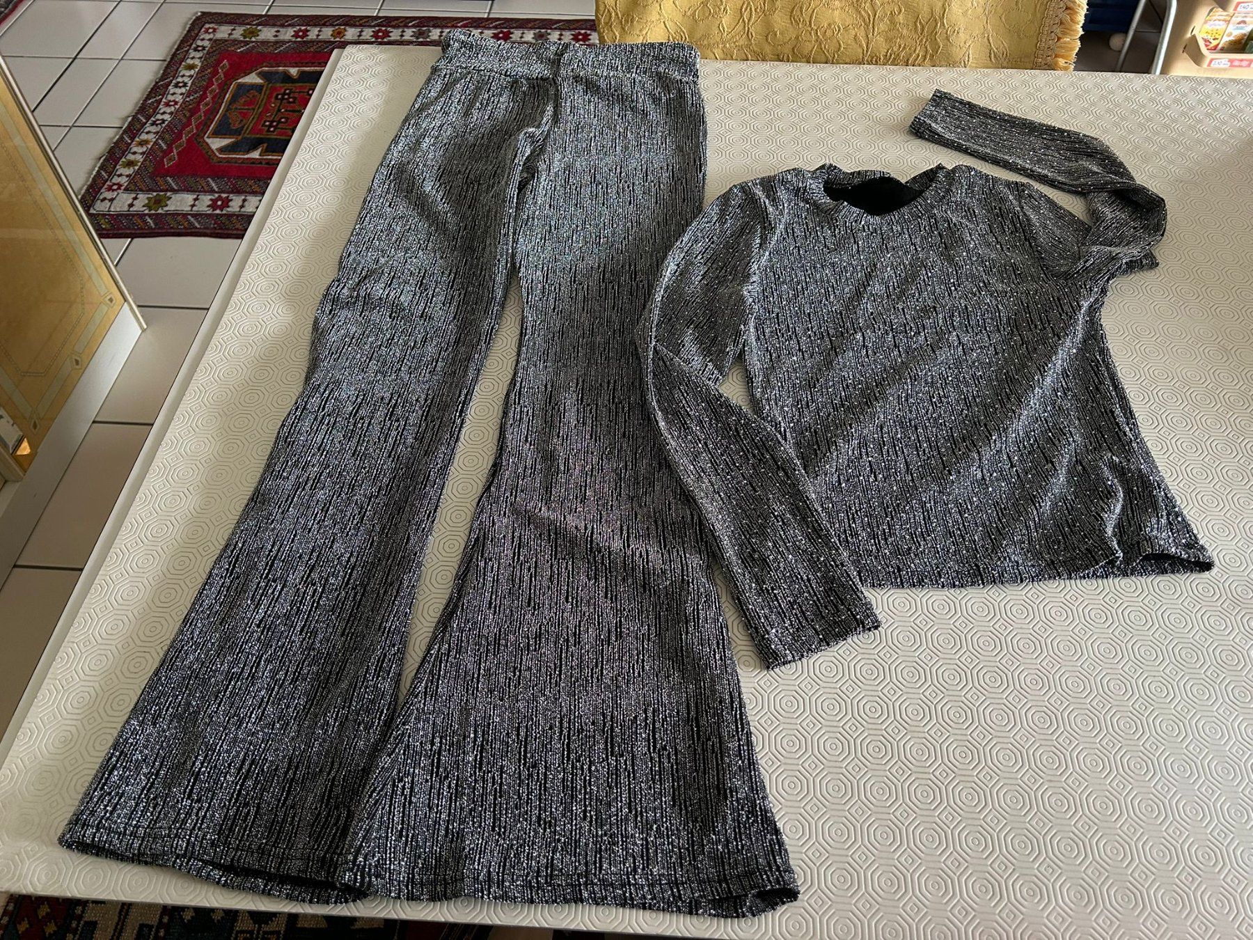 Lotti di vestiti: Completo 2 pezzi tg. S/M bianconero sintetico – Usato da Melano venduto da H-Sara