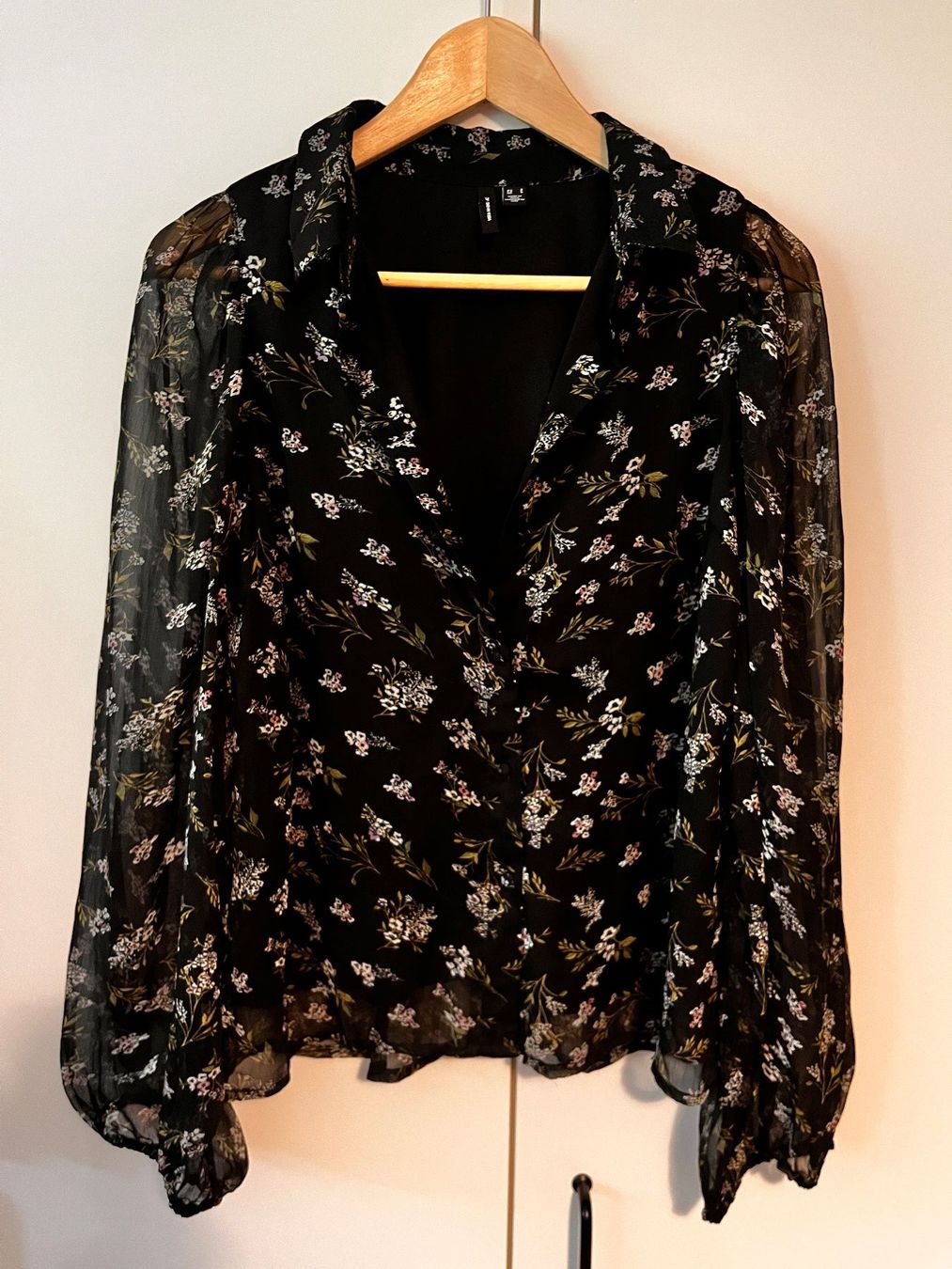 Camicette: Transparent-Bluse mit Blumenmuster, Gr. S, Frühling/Sommer. – Usato da Arlesheim venduto da Vinylpferd