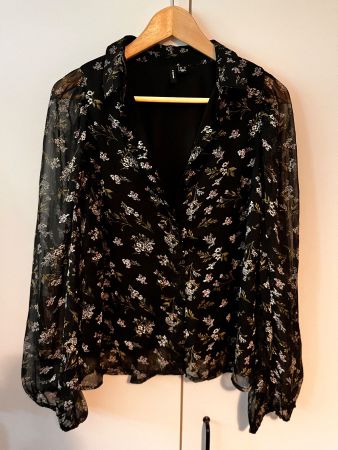 Transparent-Bluse mit Blumenmuster, Gr. S, Frühling/Sommer.