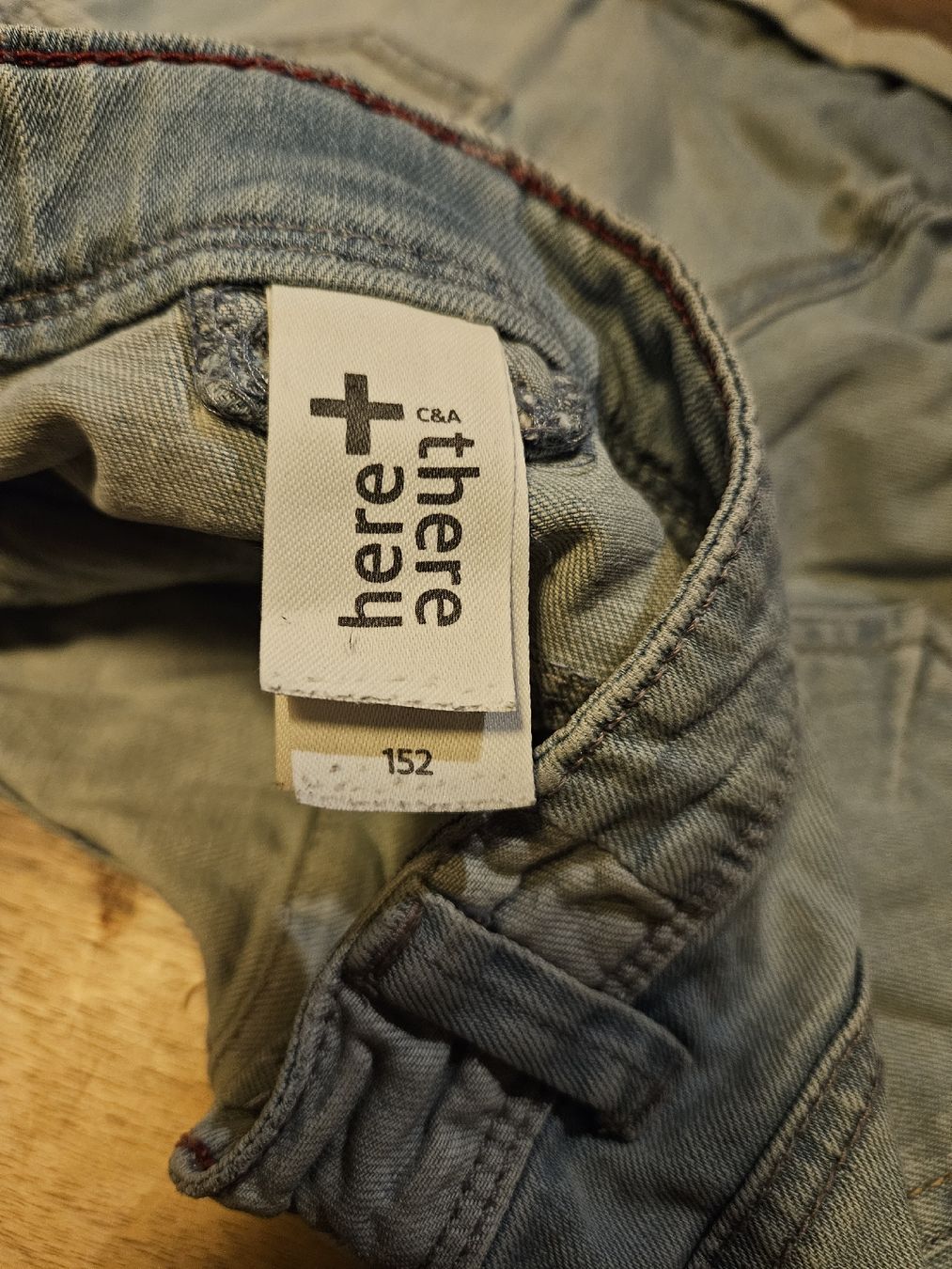 C&A Pantaloni: Coole Latzjeans von Here+There, Gr. 152 – Usato da Spiez venduto da ann_y7bb 2