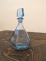 Karaffe m. Deckel Pressglas Glas hellblau Art Deco antik?