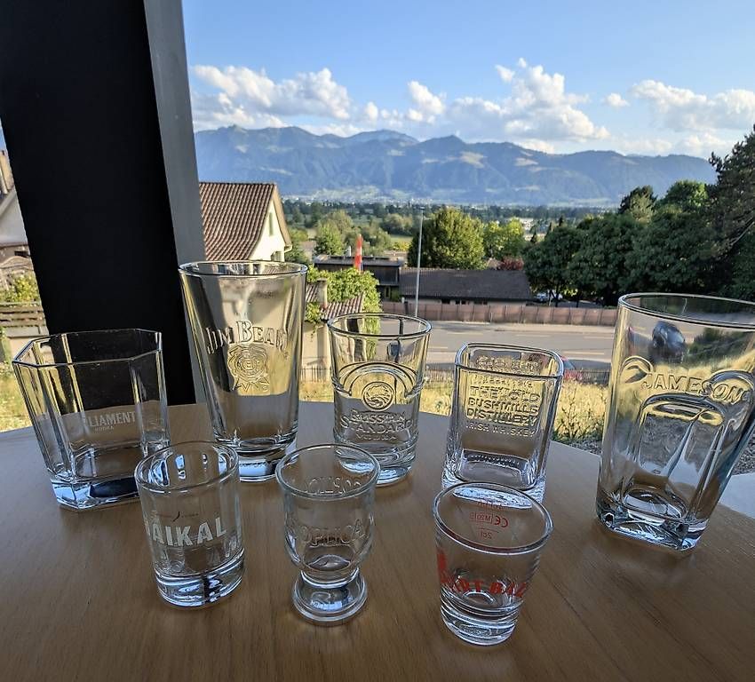 Bicchieri: Jim Beam, Jameson, Russian Standard, Soplica Gläser. – Usato da Uznach venduto da Supermitglied