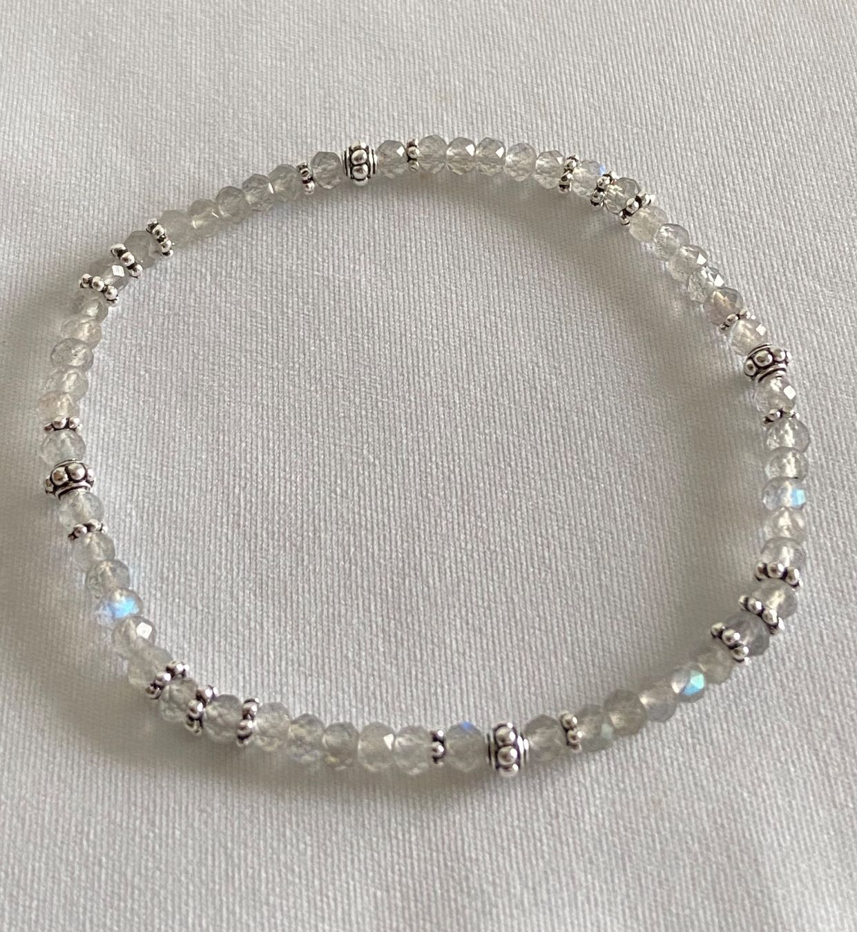 Armbänder & -reifen: Edelstein Armband Labradorit mit Flashs Silber 925 auf Mass – Neu und originalverpackt aus Zuzwil SG von Lemliskat