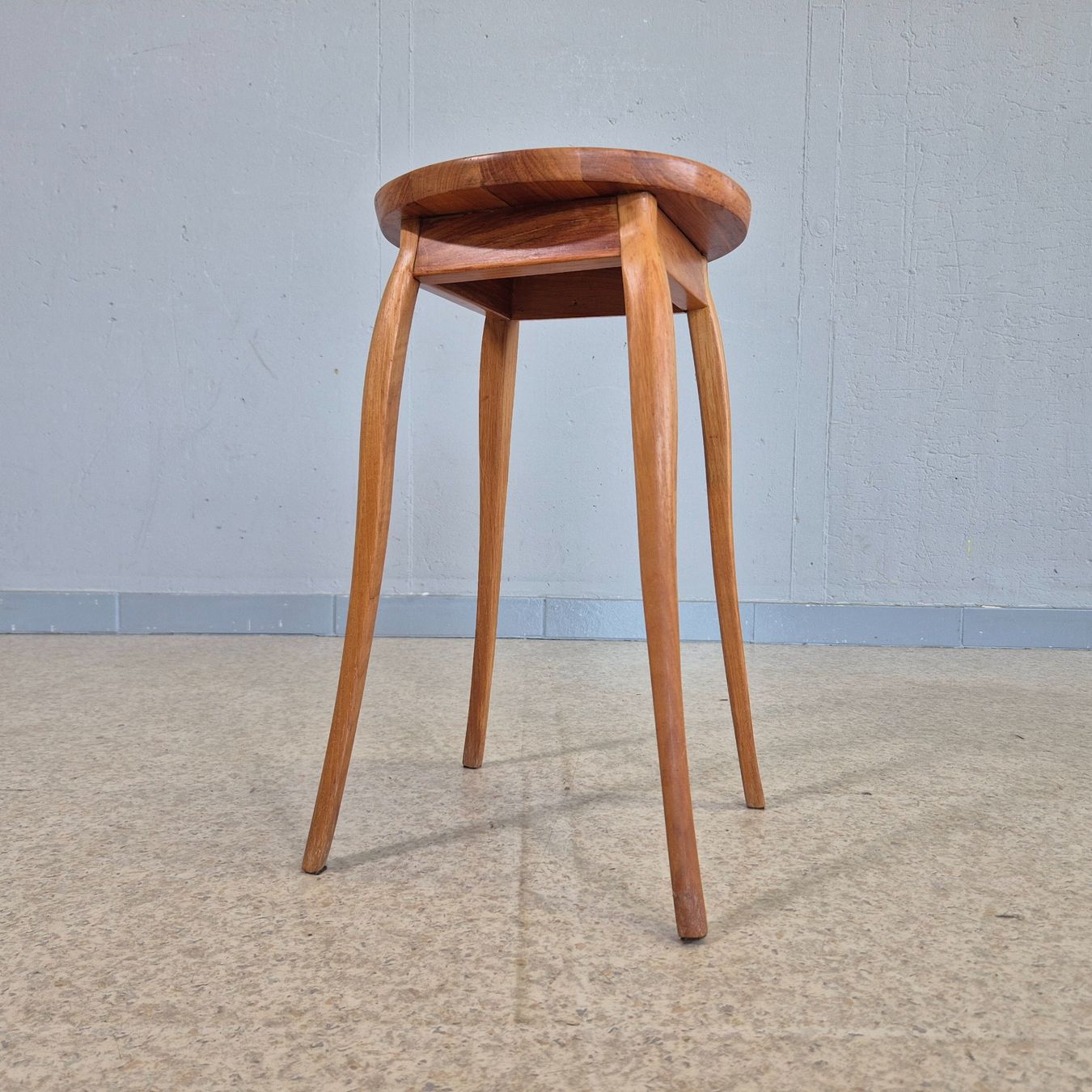 Tabourets: Hocker Holz Höcker Blumenhocker Blumentisch – D'occasion à Nottwil par Wondewa-Shop