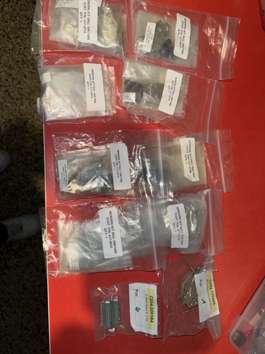 Componenti elettronici: Steckverbinder-Kit u.a. komplette D-Sub Sets, Newark Kits – Usato da Luzern venduto da JAYJAY-LEMMING 1