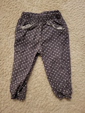 Süsse Cordhose mit Herzmuster, Grösse 86.