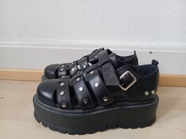 Schwarze Plateau Sandalen mit Nieten von KOI