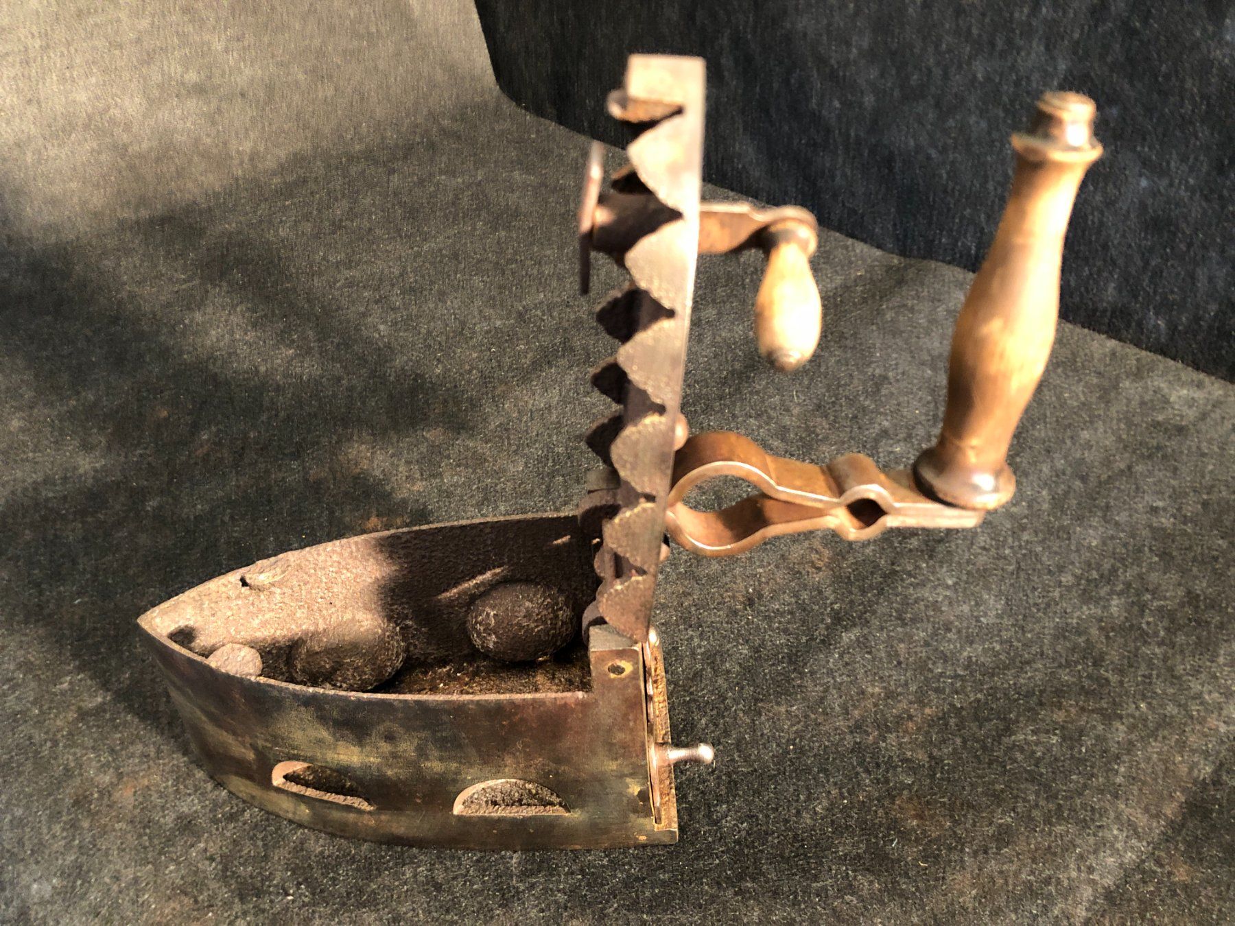 Bügeleisen: Ancien fer à repasser à charbon. – Gebraucht aus Saignelégier von Dubois_Vintage 7