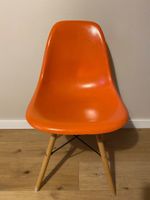 Chaise Eames orange vintage - Style et confort garantis!