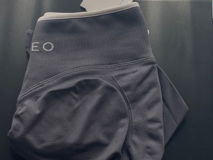 Teveo Leggings: Contrastline Sculpt Scrunch Shorts Eisgrau – Nuovo e nell'imballaggio originale da Hägglingen venduto da _Mel4nie_ 2