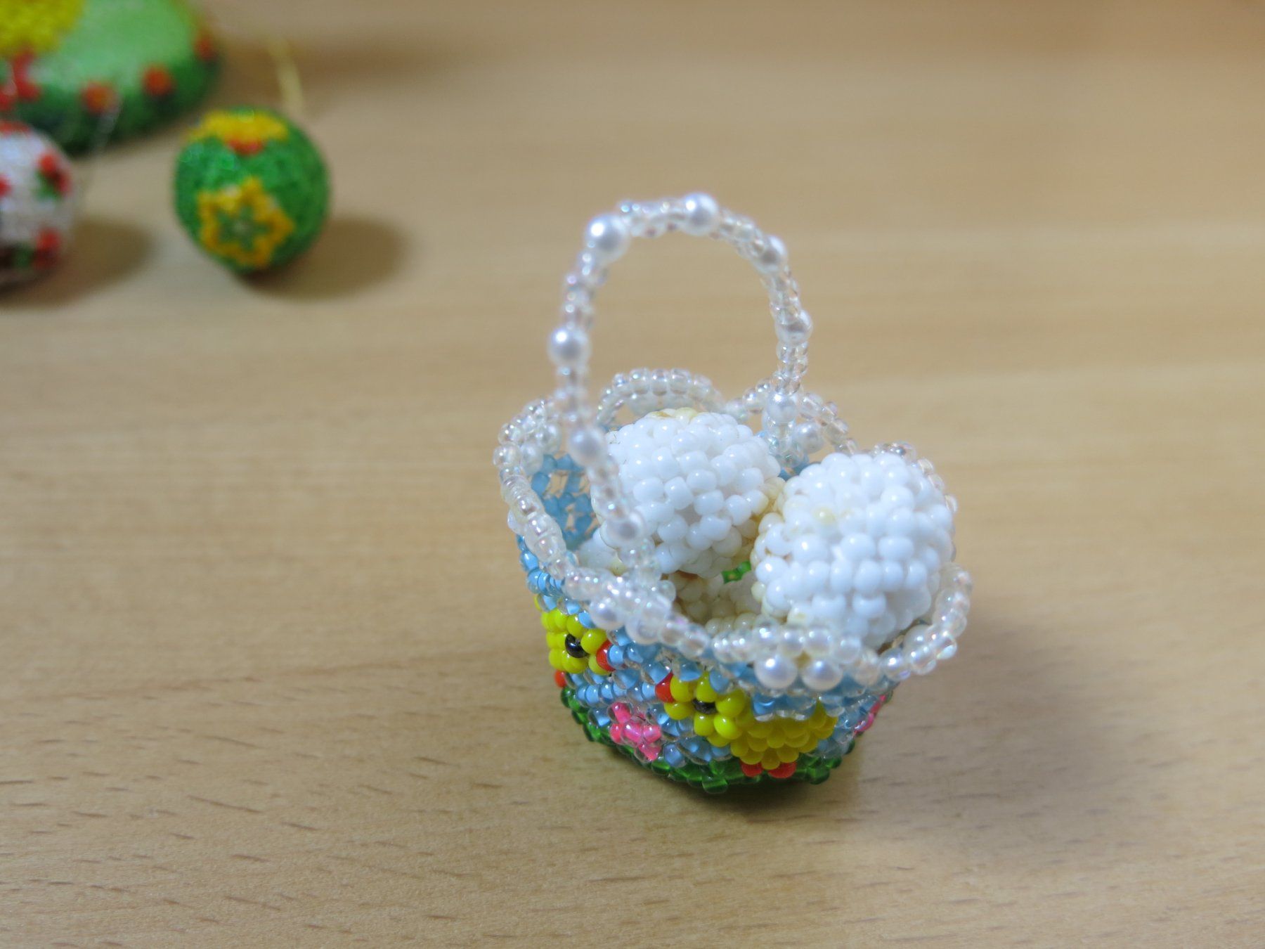 Toutes les décorations: Osterdeko aus Perlen, Glocke, Eier, Eierkörbchen Handarbeit – D'occasion à Sissach par kaupa 1