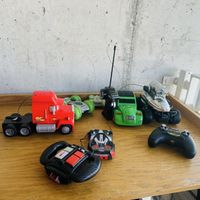 Konvolut ferngesteuerte Fahrzeuge mit Fernbedienungen