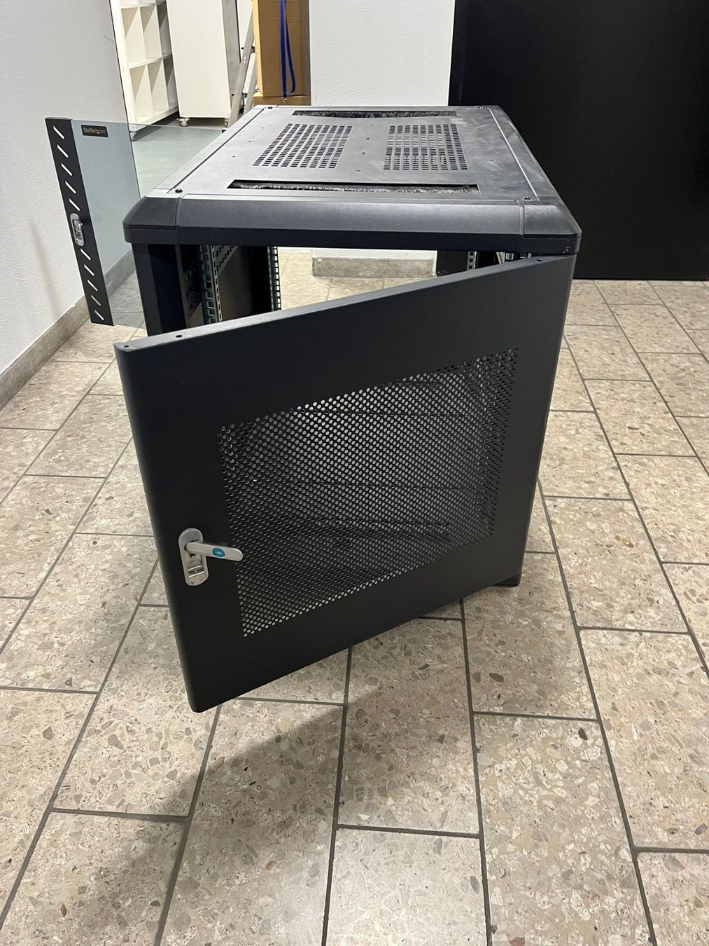 Racks & Cavalletti: 19" Server Rack StarTech 12HE inkl. Rollen und Seitenwänden – Usato da Zürich venduto da echtcaro 1