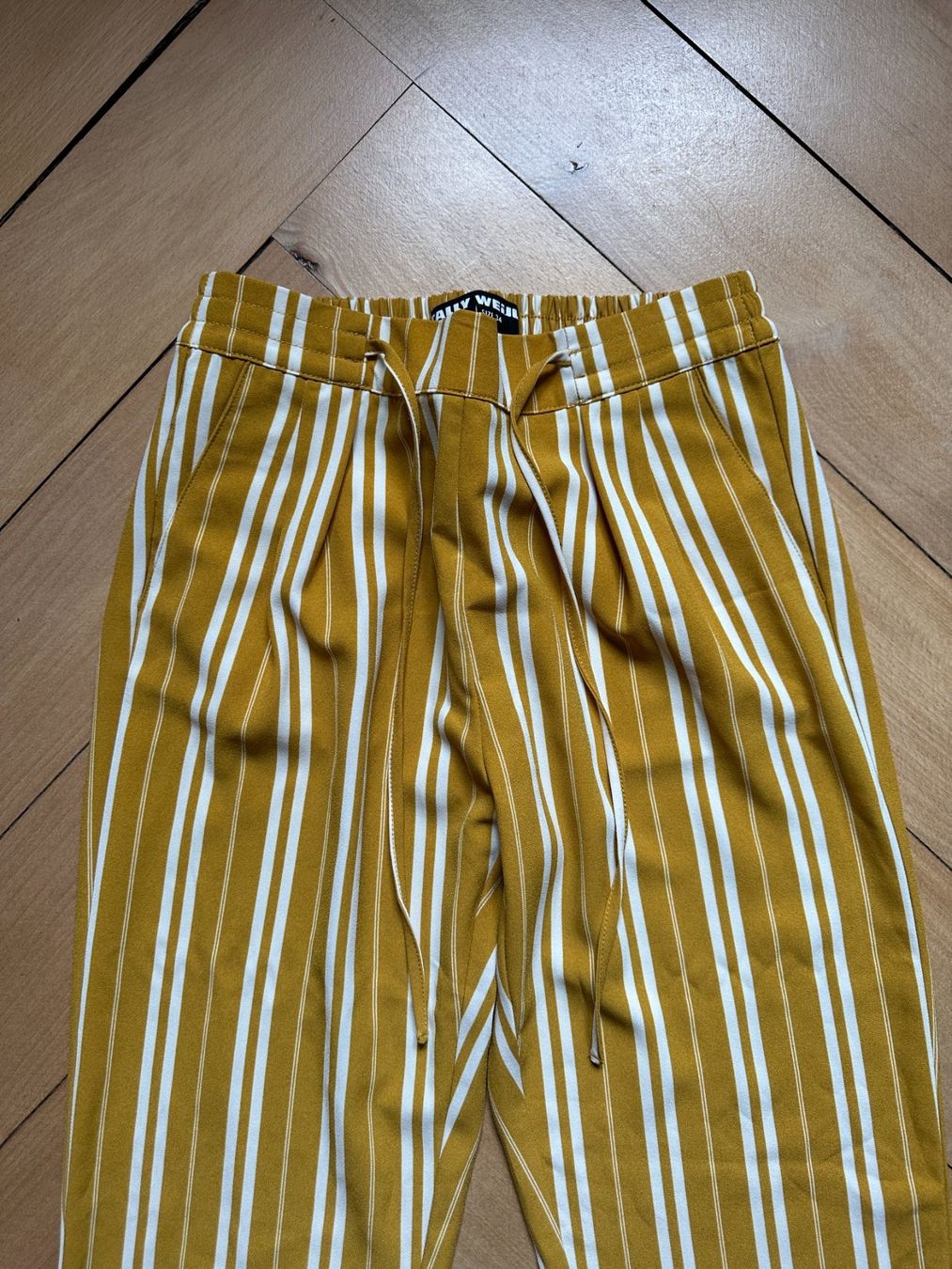 Tally Weijl Pantaloni: Hose senfgelb-weiss gestreift 34 – Usato da Zürich venduto da Diazaio 1