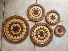 Assiettes décoratives gigognes en bois sculpté et pyrogravé