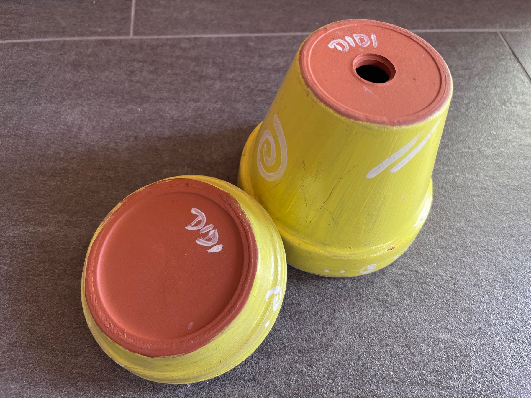 Vasi per fiori: Fröhlich: Handbemalter Blumentopf mit passendem Unterteller – Usato da Stein AR venduto da PetraF0102 2
