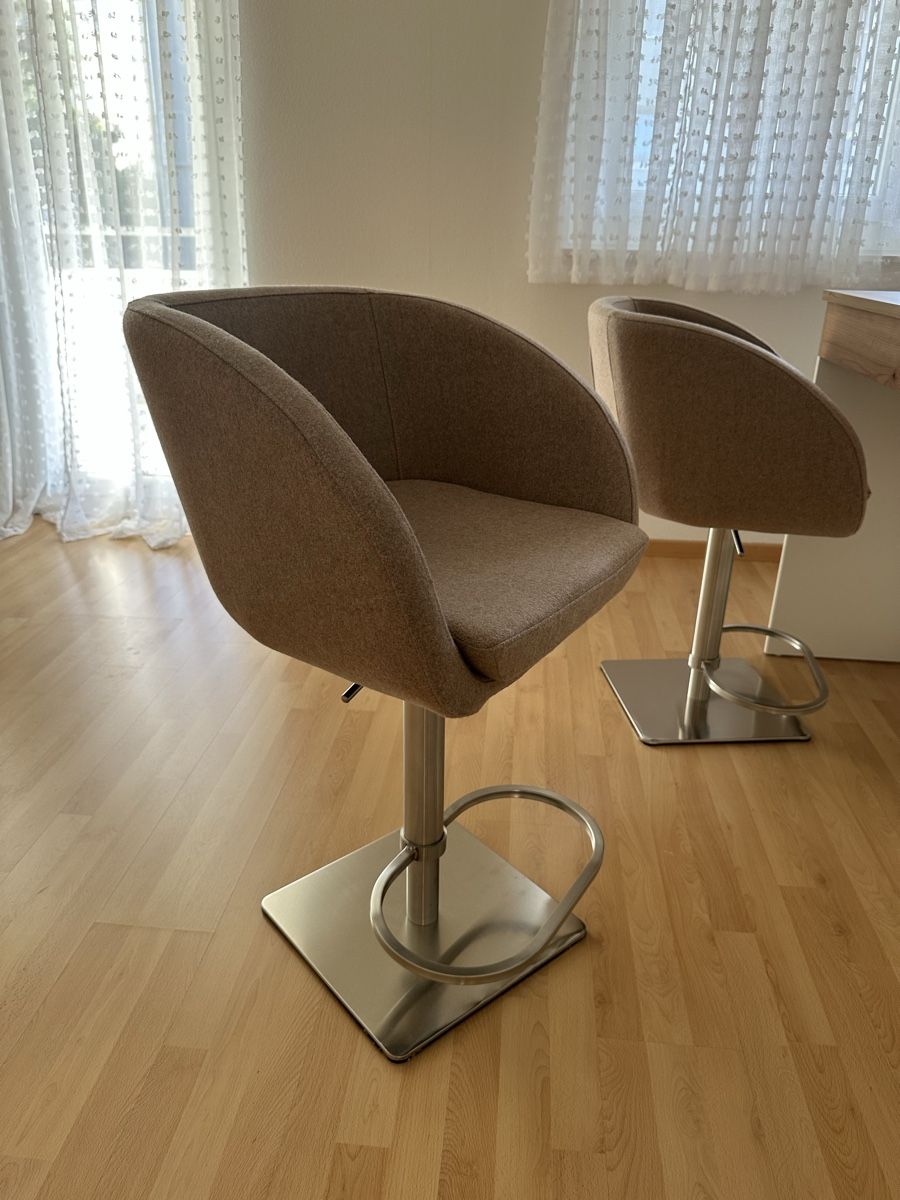 Tabourets: Barhocker mit Fussring grau 2 Stk, beige – D'occasion à Zug par S6403