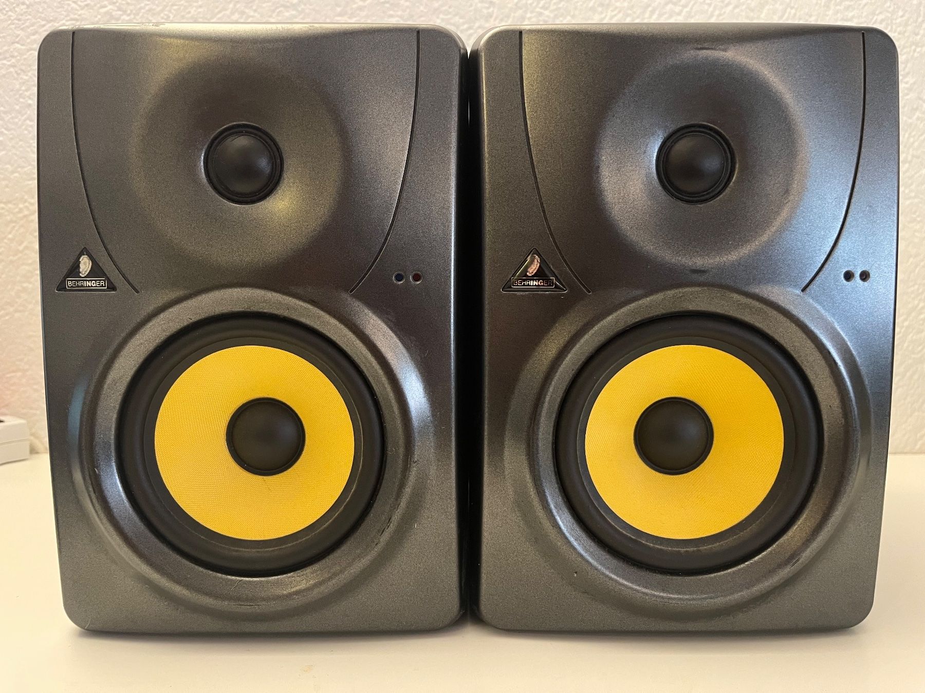 Behringer Casse acustiche: Behringer B1030A Pair Truth (Aktive Studiomonitore + Kabel) – Usato da Bern venduto da JodokusKwak 1