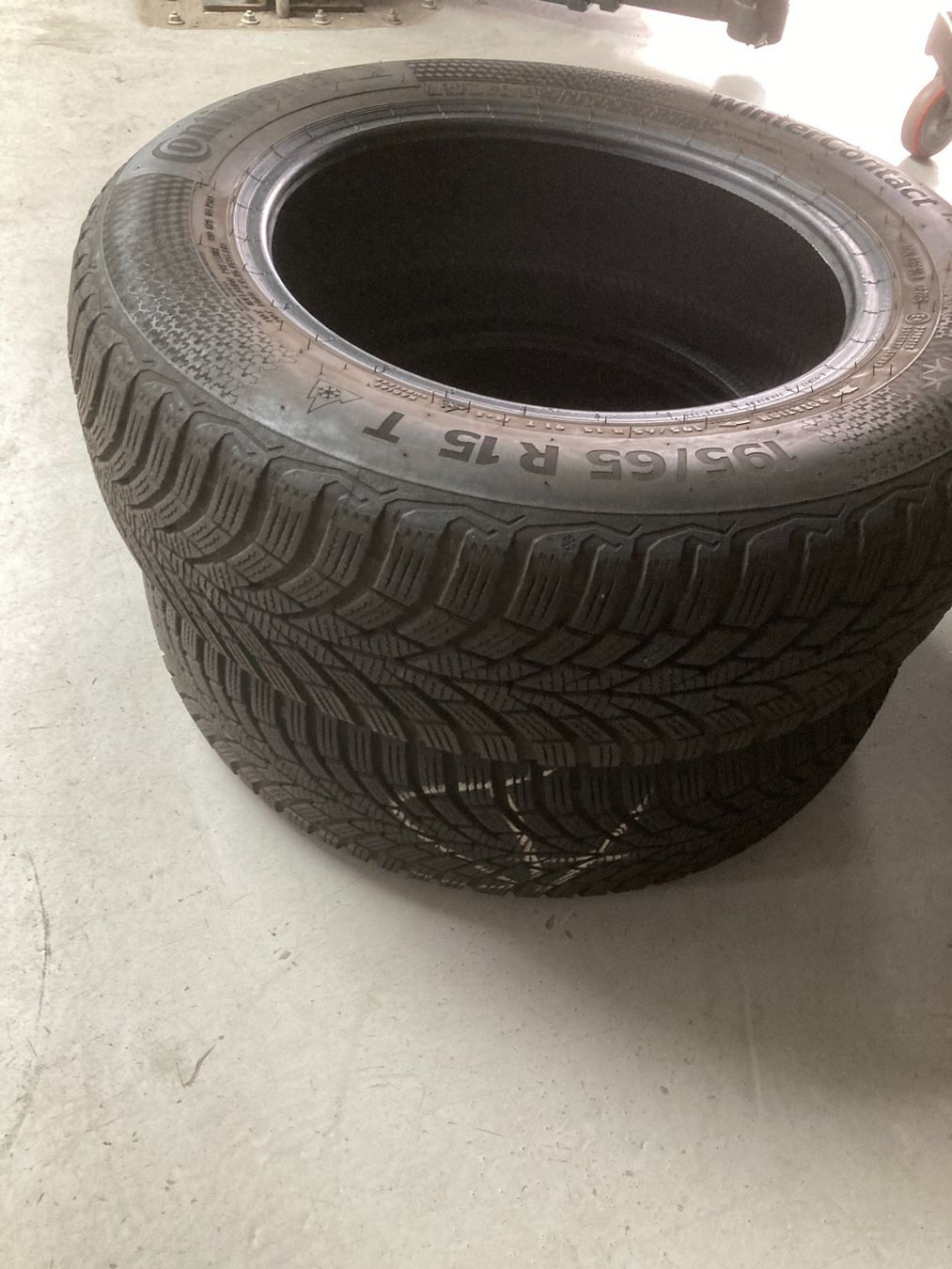 Continental Pneus & Kompletträder: 195/65R15 Winterpneu Continental – Gebraucht aus Cham von WB2223