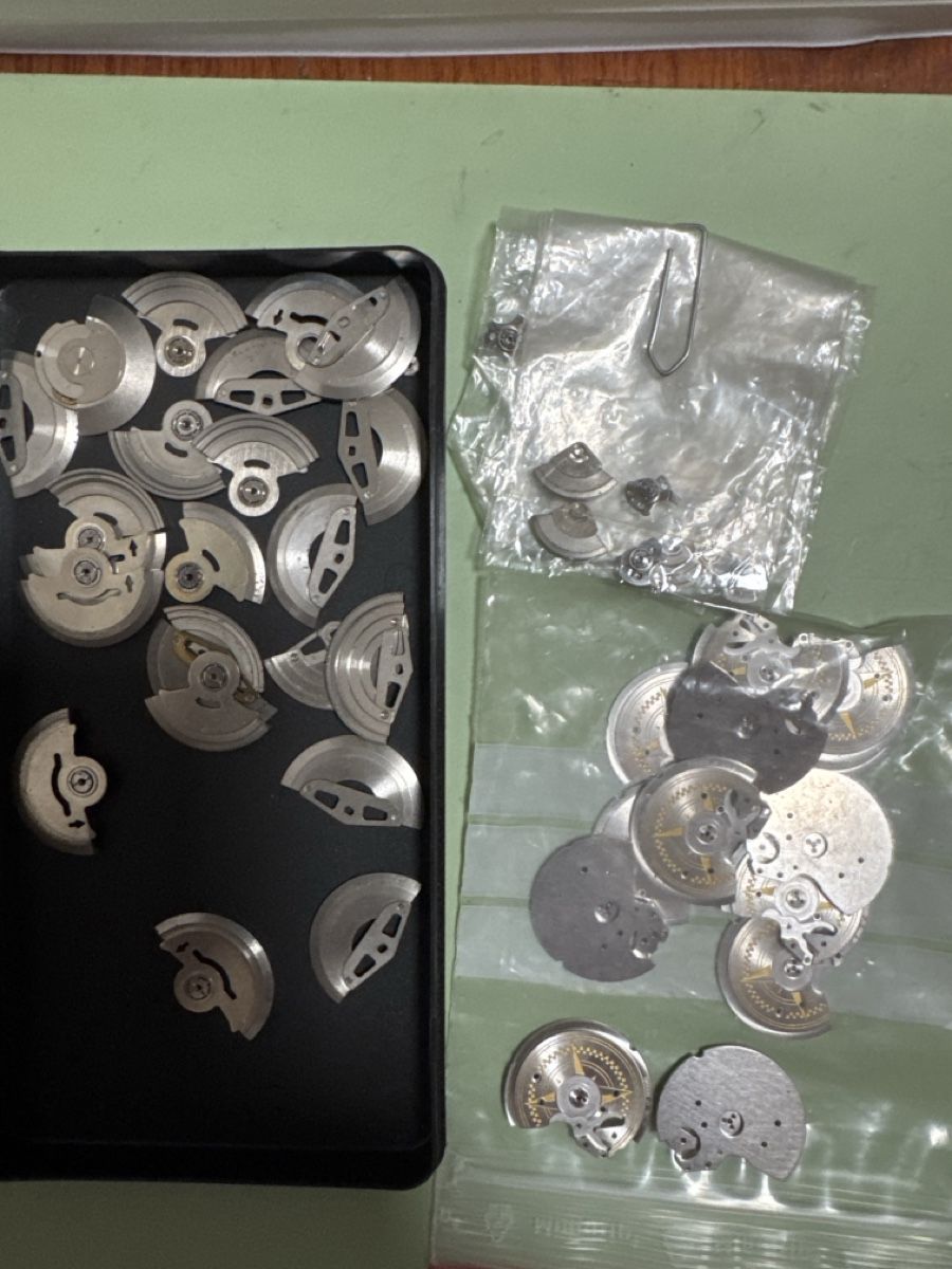 Swiss Montres: Lot de masse pour montre, divers modèles – D'occasion à La Chaux-de-Fonds par lida2005