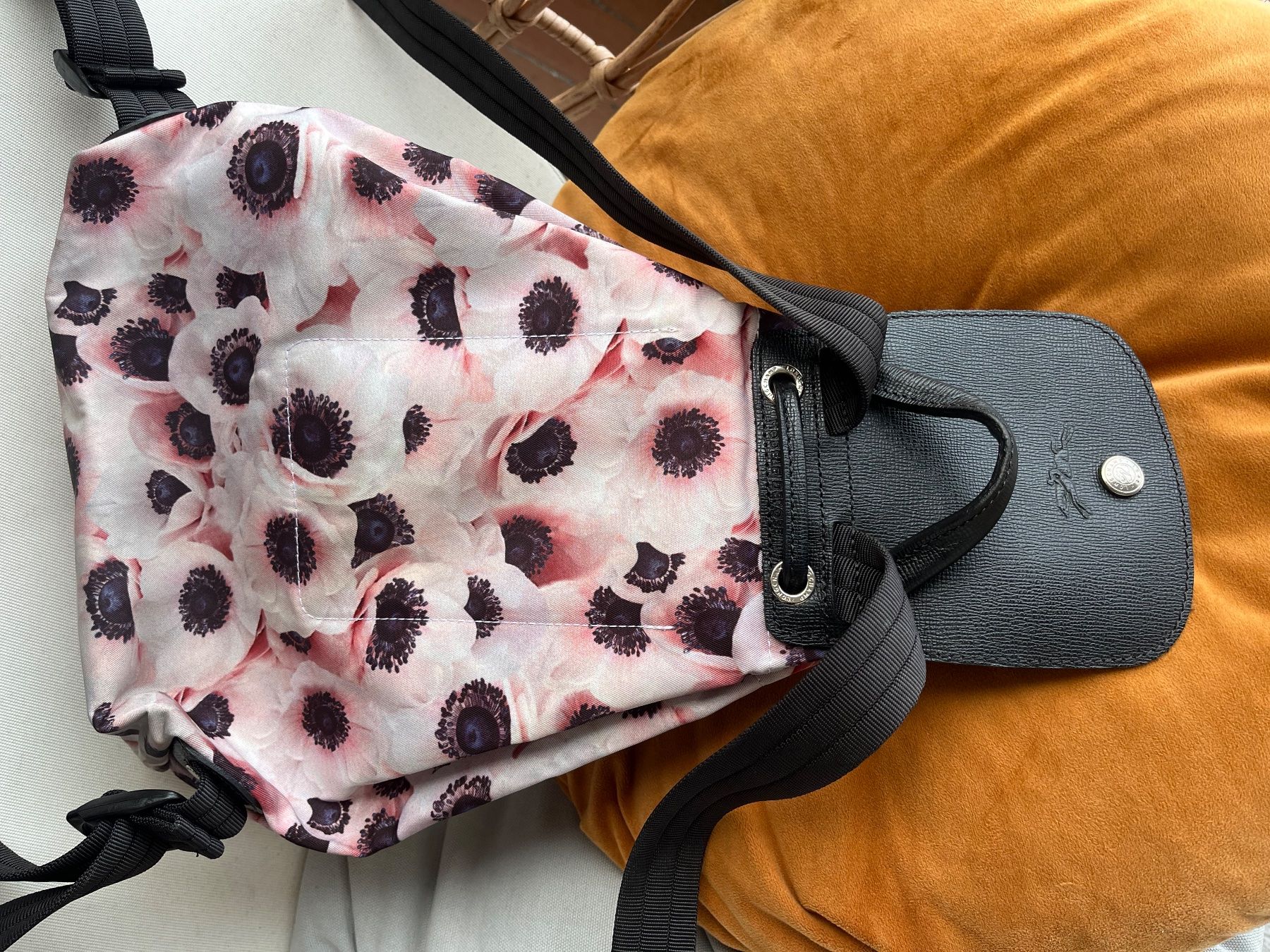 Longchamp Sacs à dos: Rucksack Longchamp Blumenmuster schwarz Leder – D'occasion à Luzern par Rahel_22 2