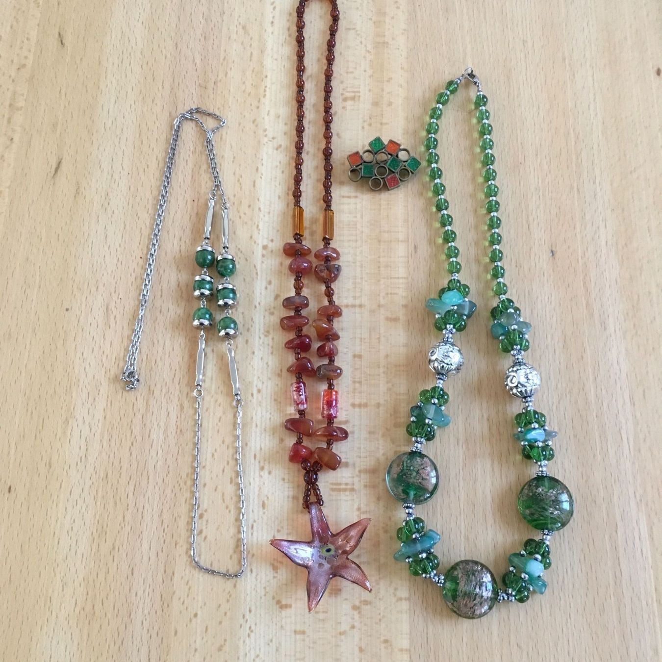 Ketten: Modeschmuck 3 Ketten und eine Brosche, – Gebraucht aus Bern von antigua13