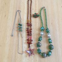 Modeschmuck 3 Ketten und eine Brosche,