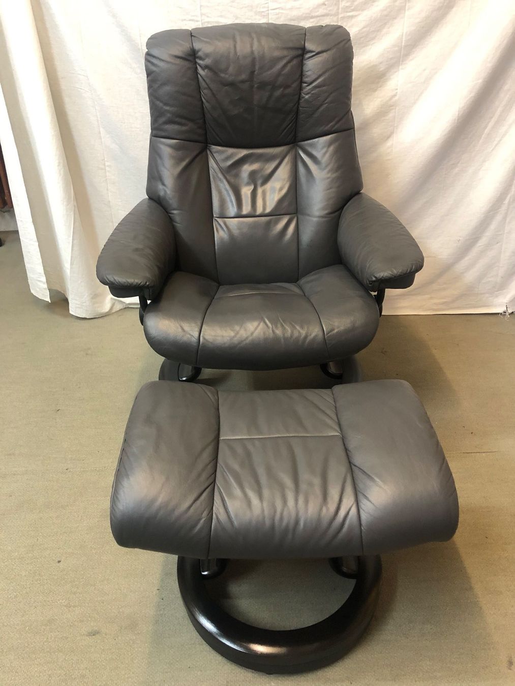 Stressless Sessel: Stressless plus Hocker in Leder grau – Gebraucht aus Brunnen von Allerwaren