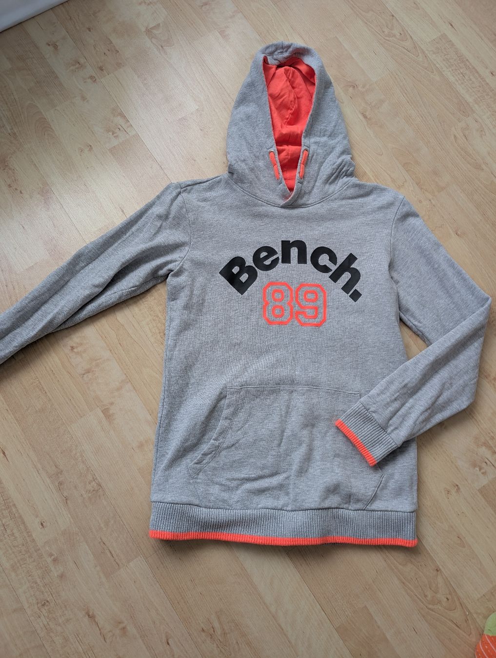 Bench Pulls & Sweat-shirts: Bench Kapuzenpullover Gr. S, Grau/Neonorange – D'occasion à Dörflingen par Benito88