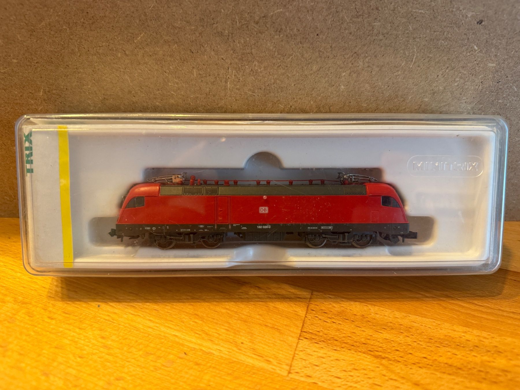 Trix Modelleisenbahnen: Minitrix Elektrolok Taurus BR 182, Rot/Grau – Defekt aus Diemtigen von Mpsj4 2