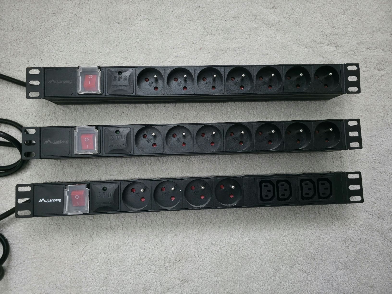 Spine: 3 Multiprises pour Rack 19" avec protection surtension – Usato da Embrach venduto da niz_8sff 1