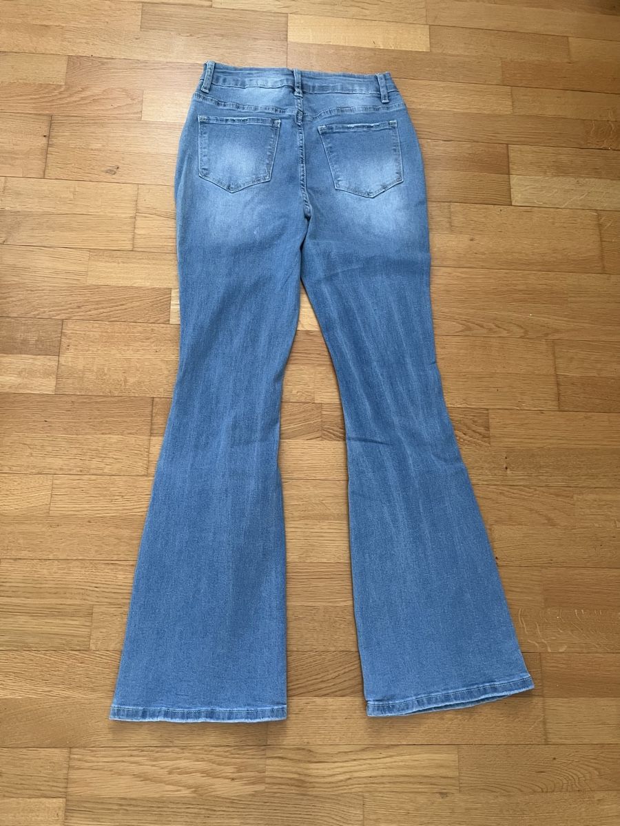 Jeans: Coole Schlaghose mit Destroyed-Effekten, Gr. S/36, stretch – Nuovo e nell'imballaggio originale da Winkel venduto da Monika_T_76 2