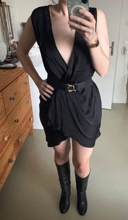 Petite robe noire drapée col plongeant T. S