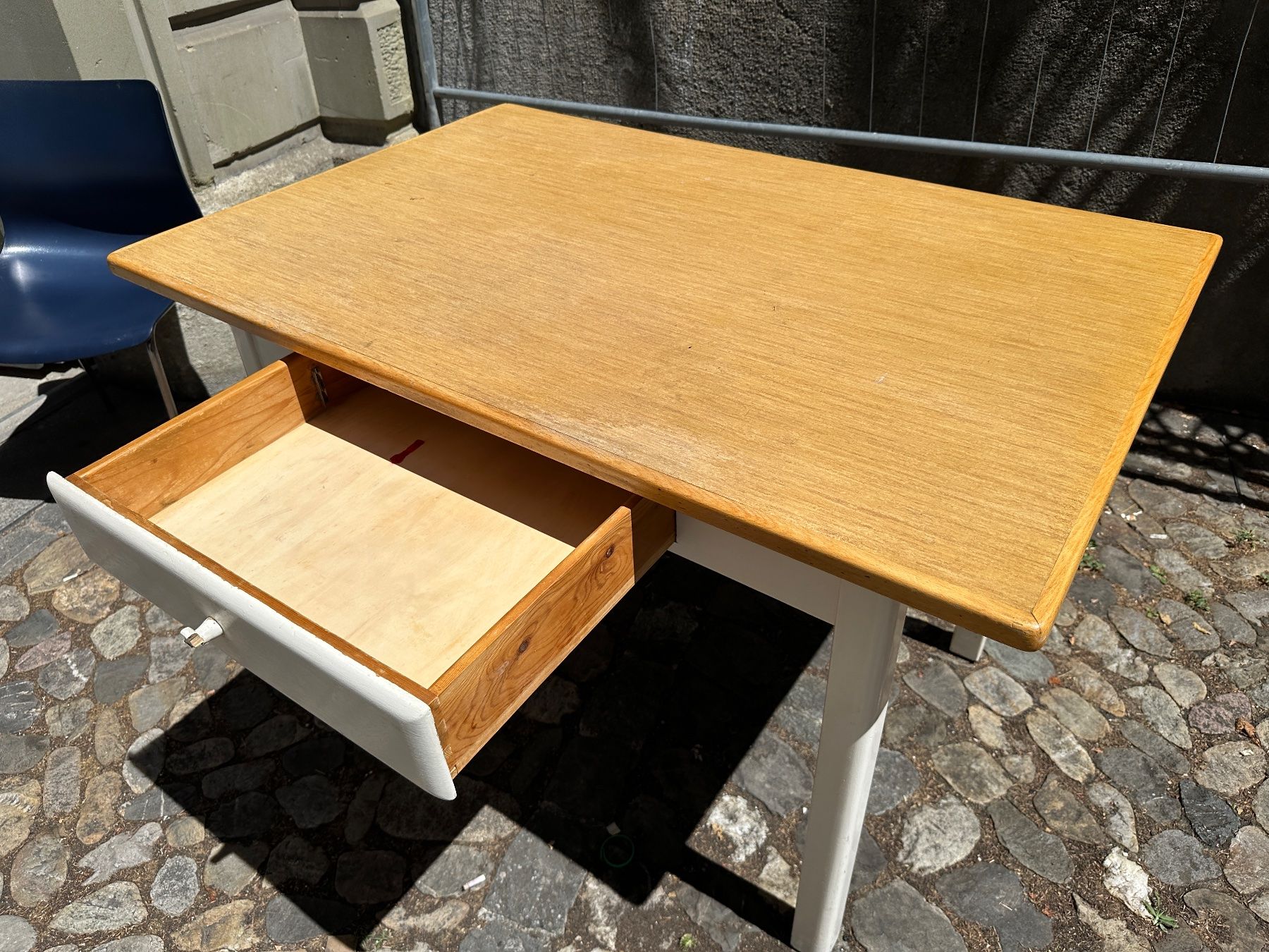 Tables: Holztisch mit Schublade – D'occasion à Zürich par atlantis77 5