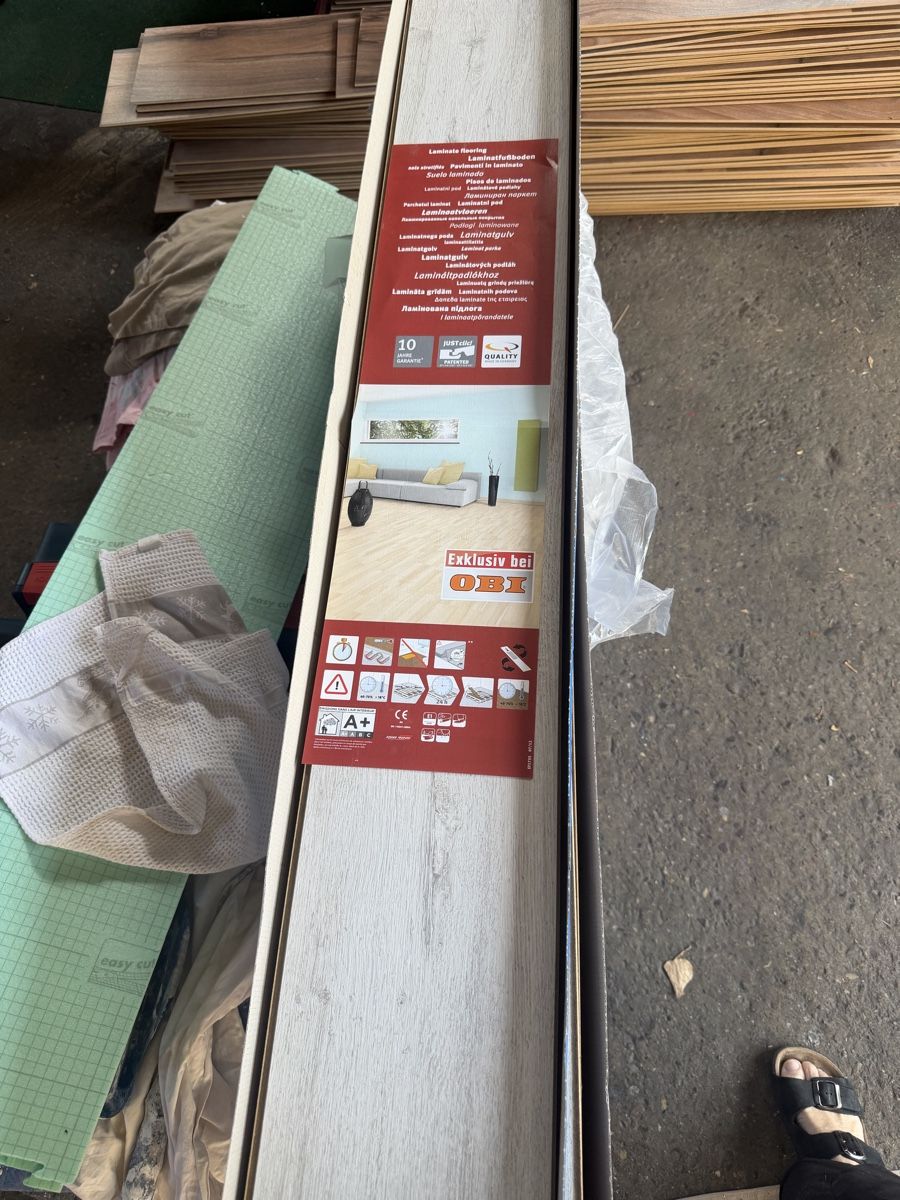 Articoli in legno: Laminatboden Weiss Grau – Nuovo (secondo la descrizione) da Safnern venduto da Sbinchen