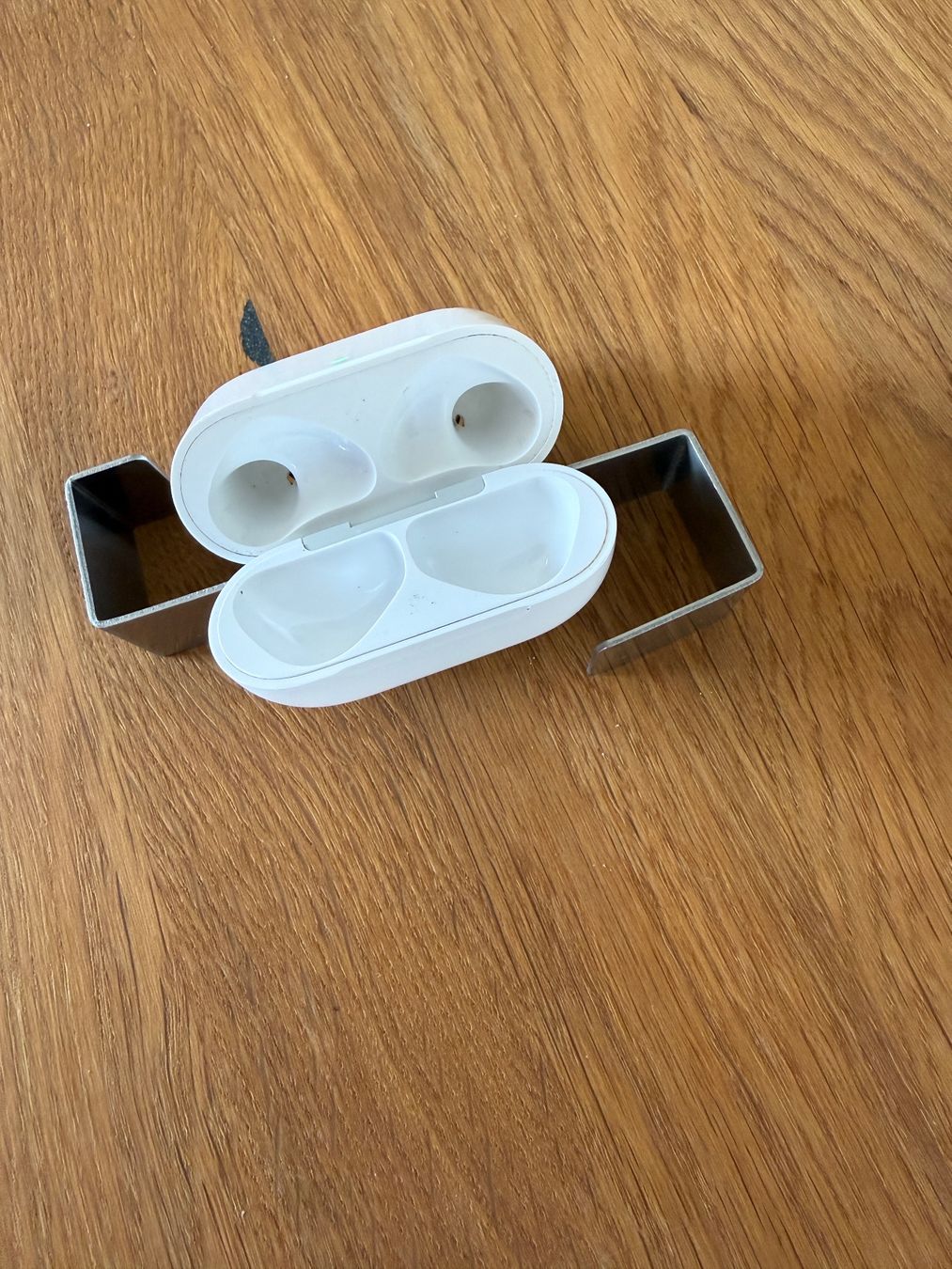 Apple Cuffie: APPLE AirPods 4 Charging Case – Usato da Lausanne venduto da Nine1982 2