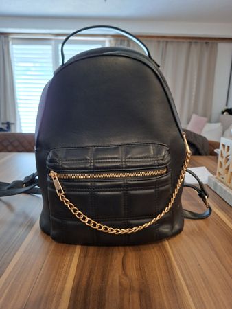 Rucksack schwarz Kunstleder mit goldener Kette, ca. 30cm