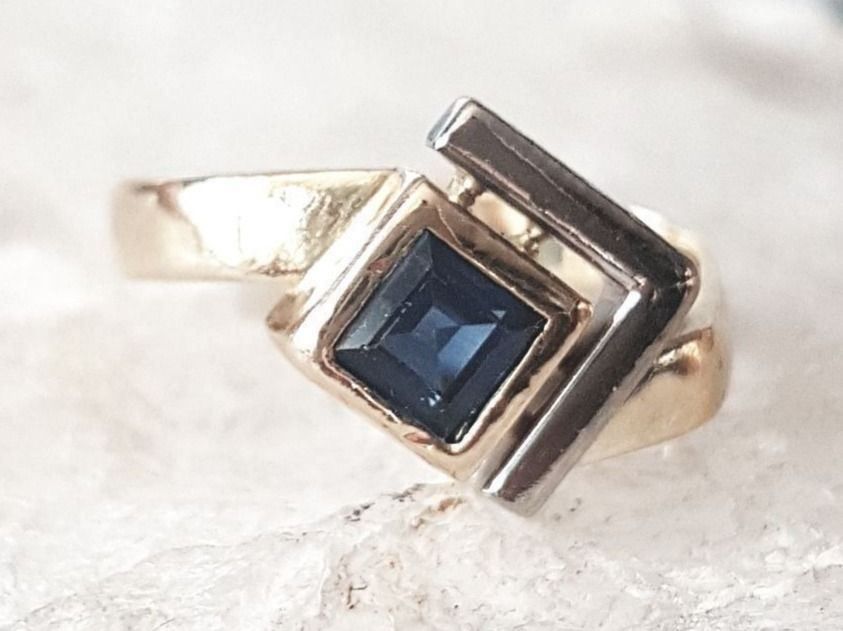 Ringe: Edler Saphir Ring im Carréeschliff – Neu (gemäss Beschreibung) aus Unterägeri von Altgoldschmuck 1