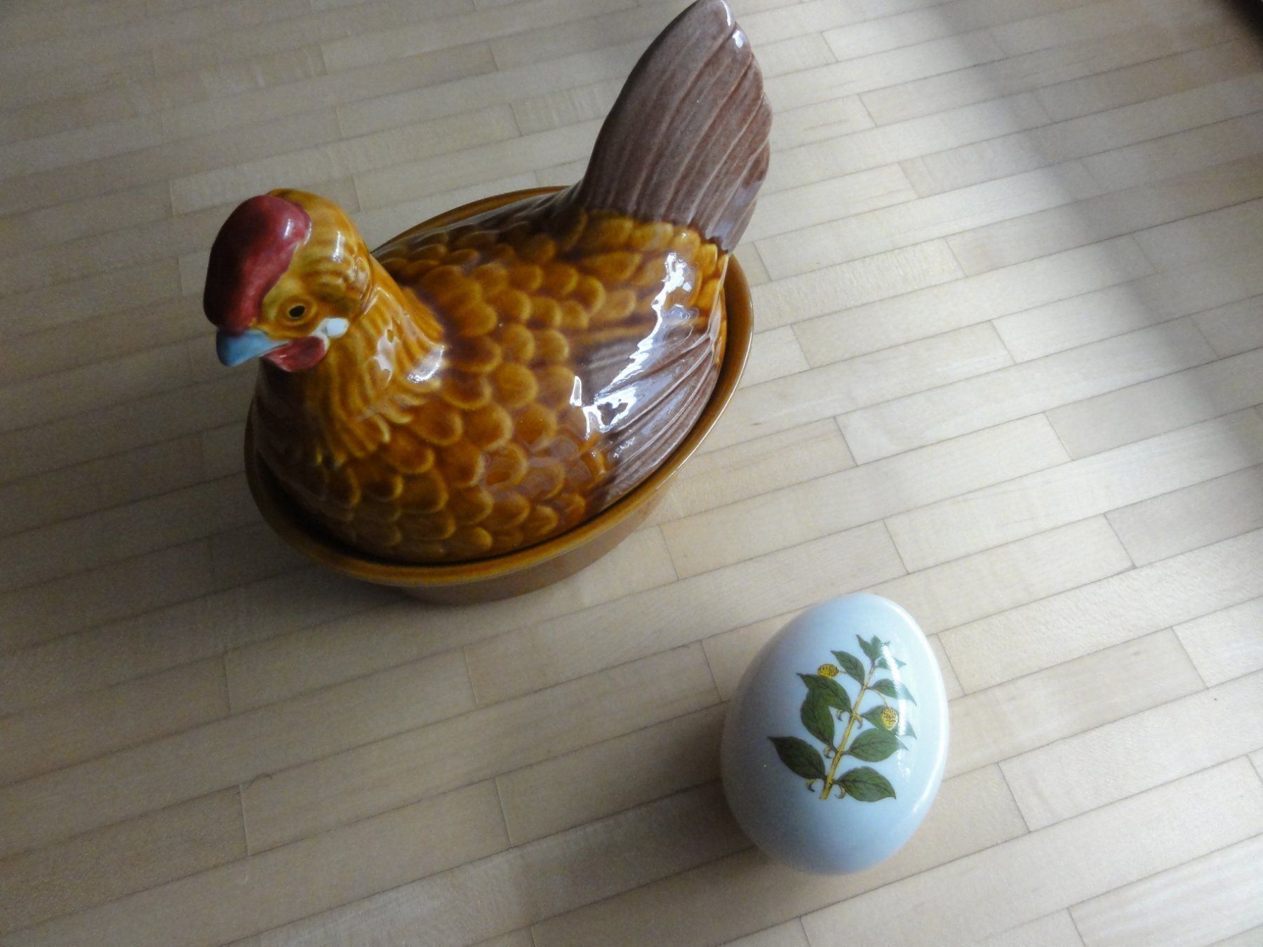 Set di piatti: Keramik Huhn mit Ei, – Usato da Steffisburg venduto da Robinh.17