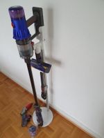 Dyson V12 avec station de charge et plusieurs accessoires