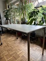 Schreibtisch / Arbeitstisch 140 × 70 cm mit Rollen – guter Z